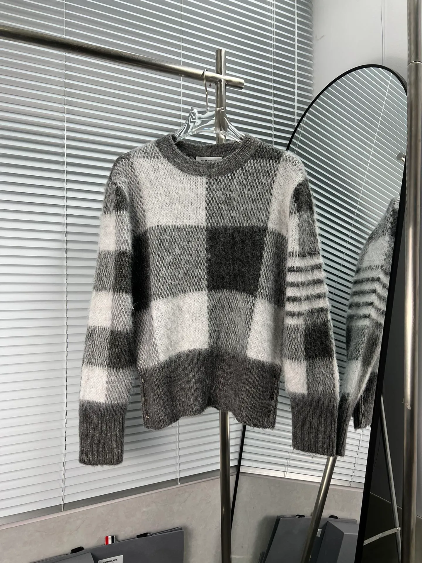 THOM BROWNE ， ， ， ， ， ， 。 ：Gray Navy Blue Sizes：1 2 3 4